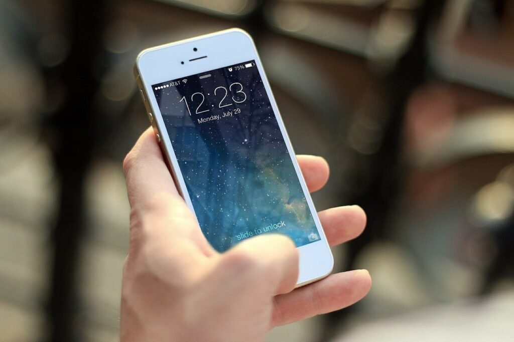 6 Smartphone Habits That Can Cause Problems things you might be doing wrong with your smartphone